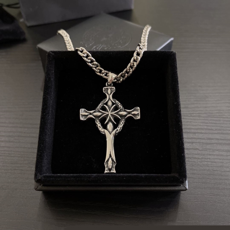 Ch**me He**ts necklaces